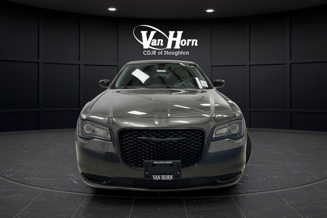 Used 2023 Granite Crystal Metallic Clearcoat Chrysler Touring image 9