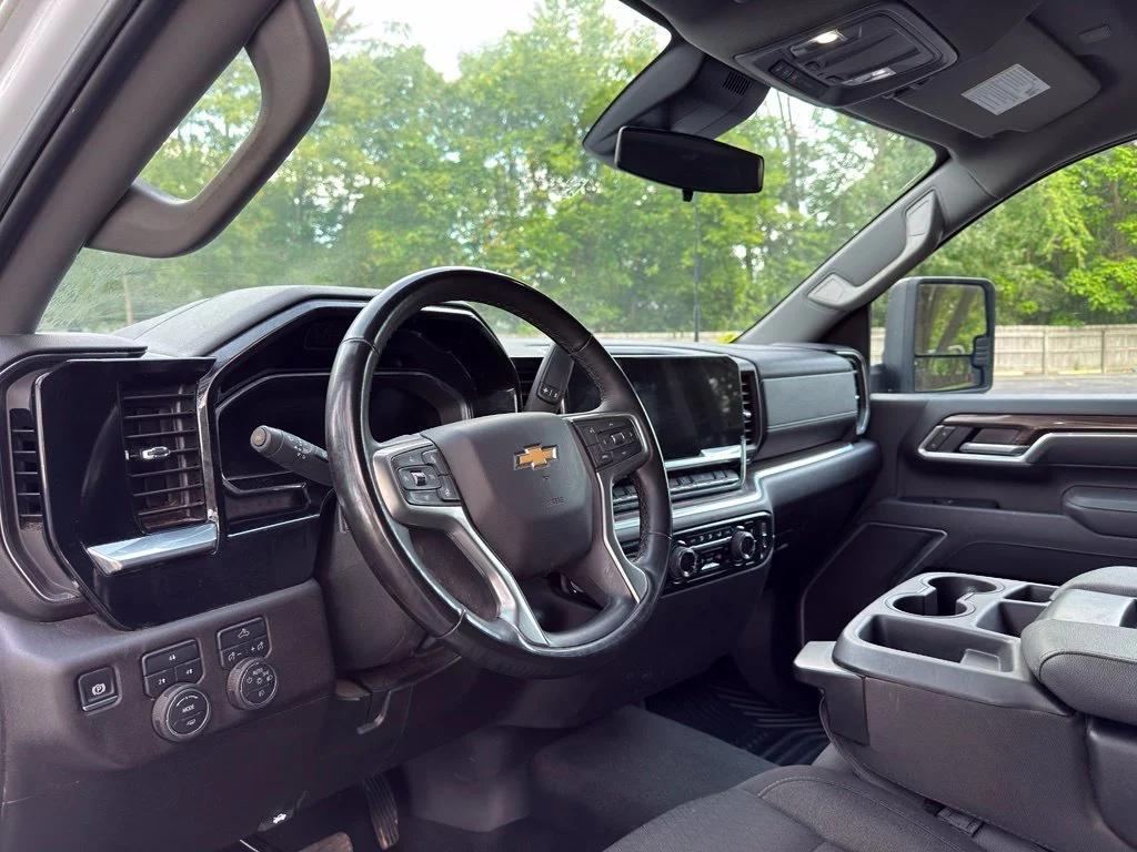 Used 2025 White Chevrolet LT image 18