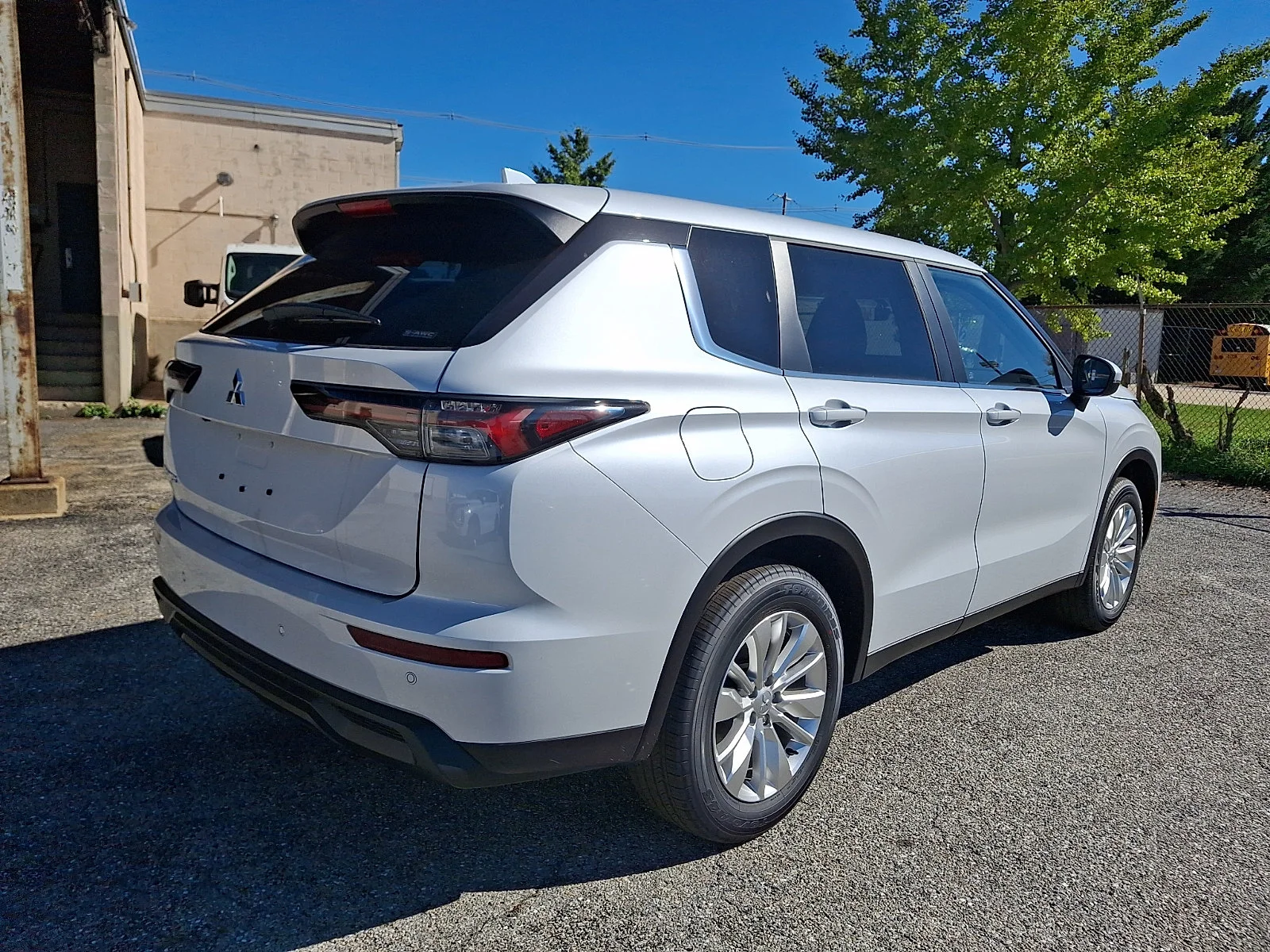 New 2026 White Mitsubishi ES image 7