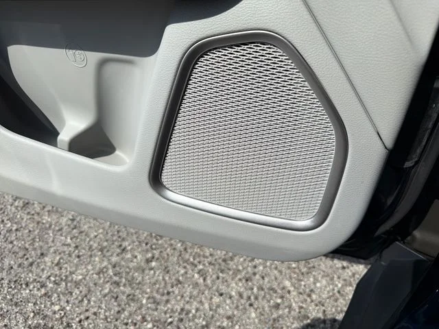 Used 2019 Blue Jeep Latitude image 27