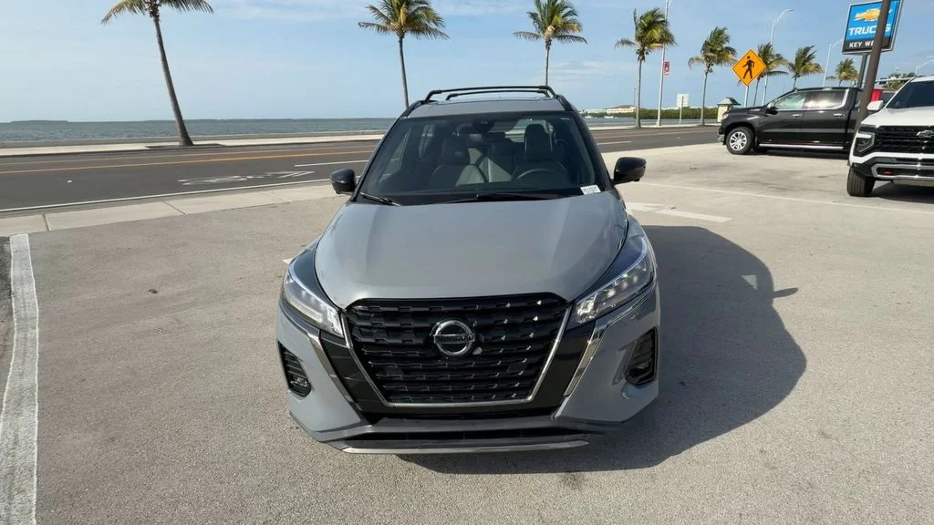 Used 2021 Gray Nissan SR image 3
