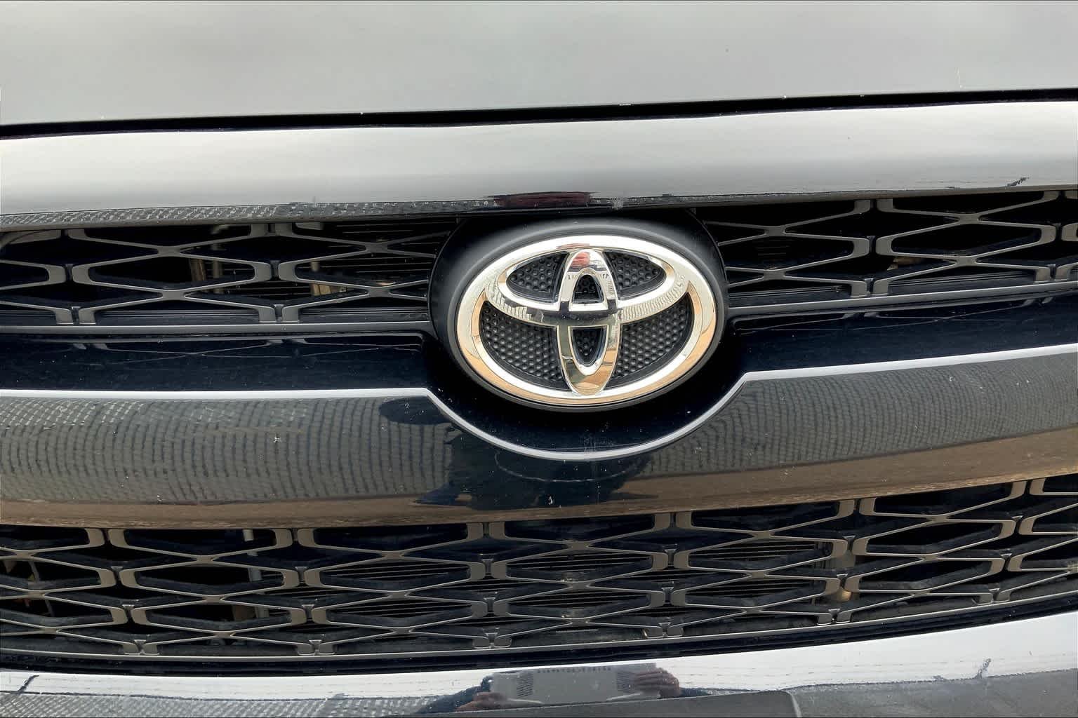Used 2018 Midnight Black Metallic Toyota SR5 Premium image 28