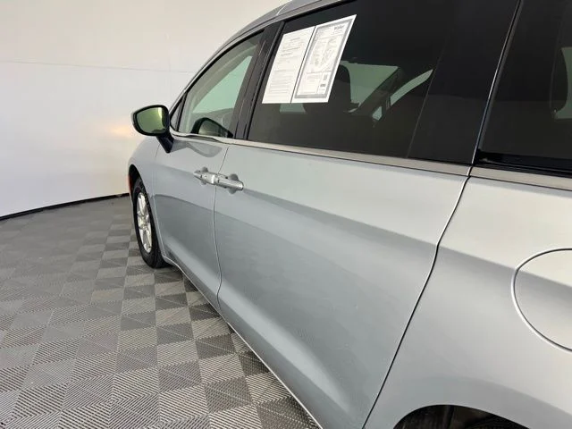2022 Chrysler Voyager LX - Photo 10