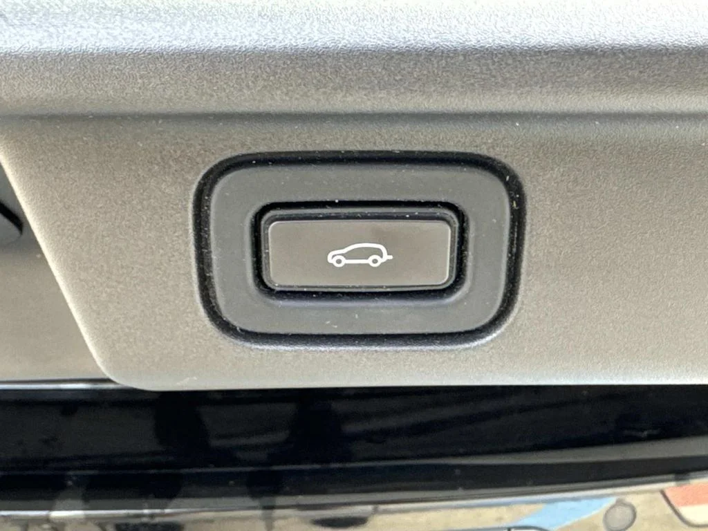 Certified Used 2023 White Land Rover SE image 11