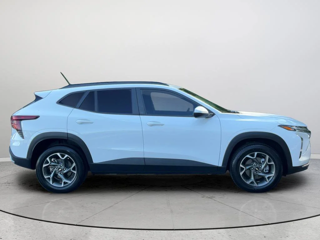 2025 Chevrolet Trax LT - Photo 6