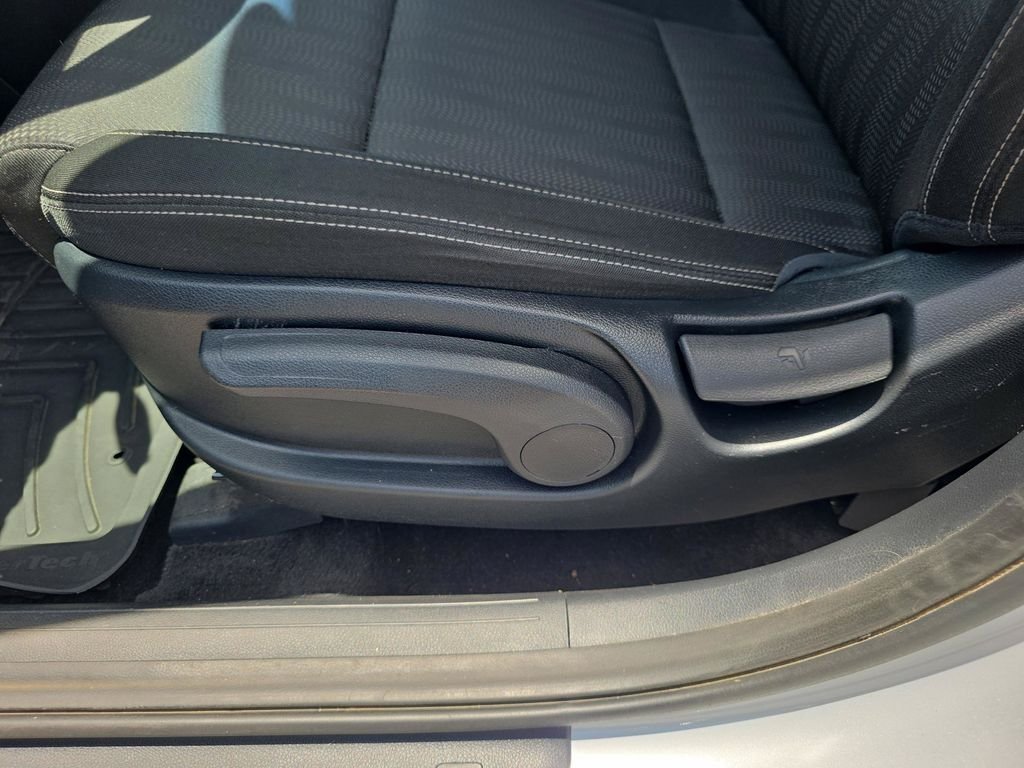 Used 2022 Sparkling Silver Kia LX image 12
