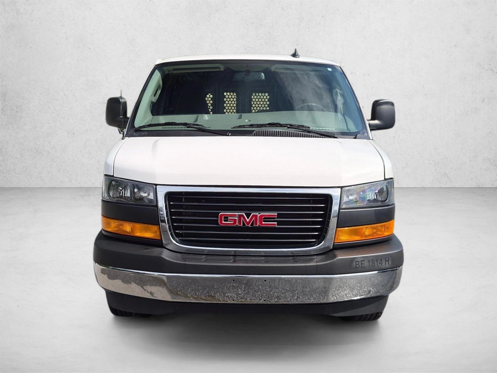 Used 2025 Summit White GMC  image 2