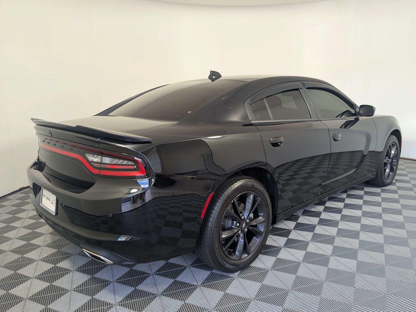Used 2023 Pitch Black Clearcoat Dodge SXT image 5