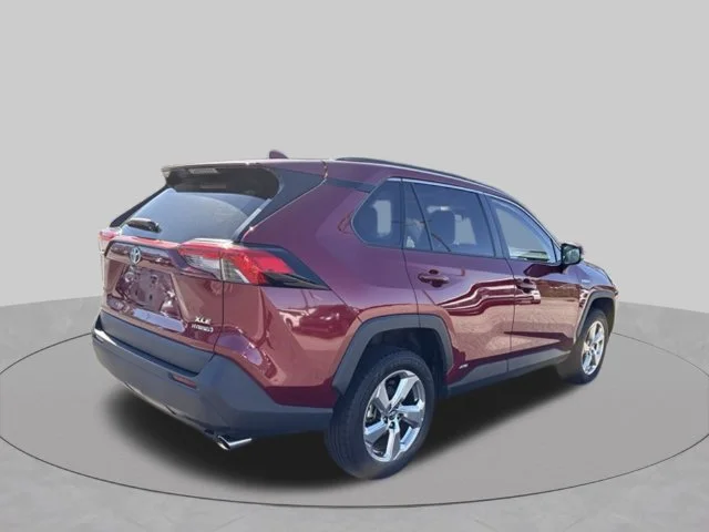 Used 2021 Red Toyota XLE Premium image 4