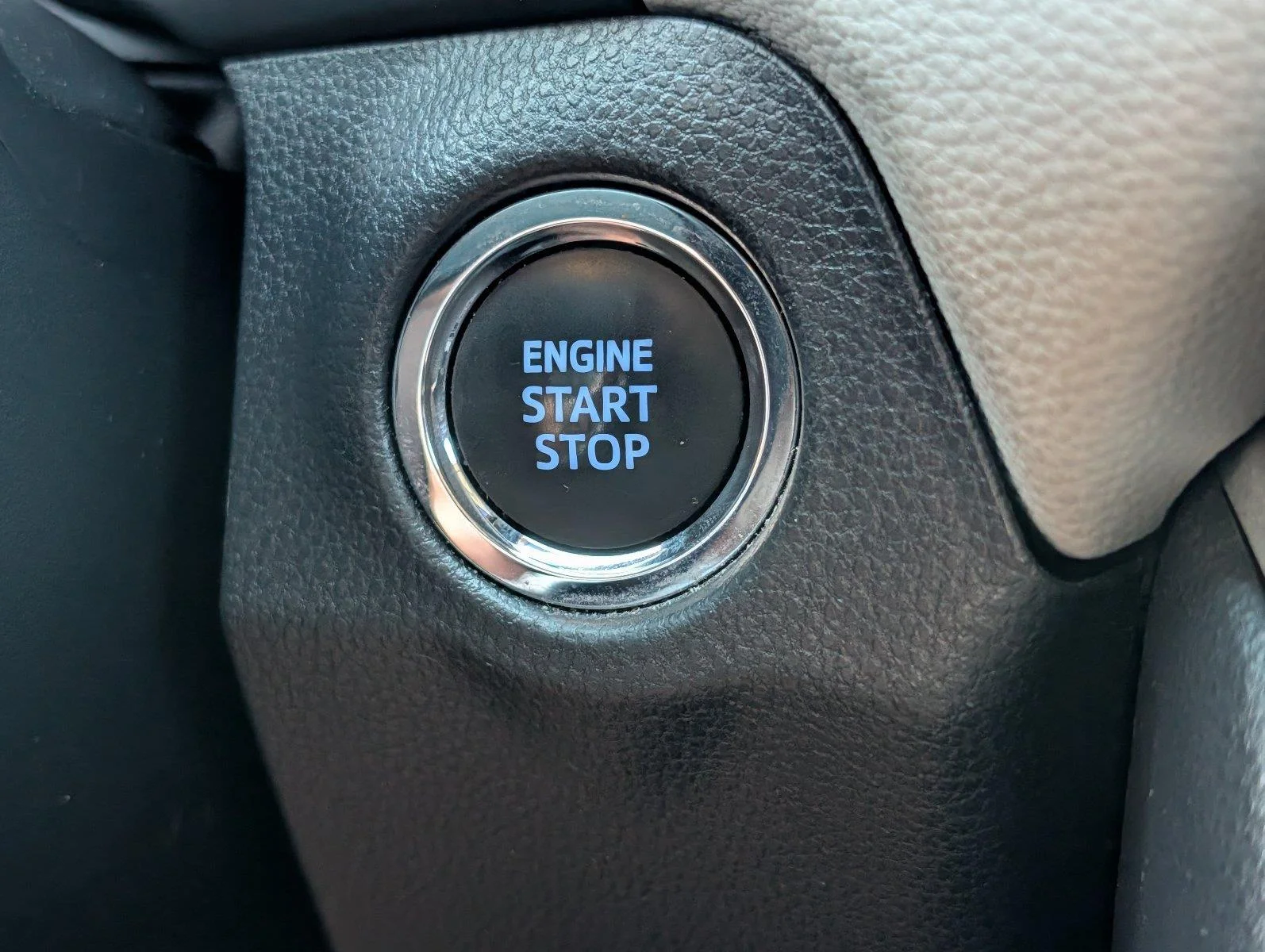 Used 2022 White Toyota XLE image 23