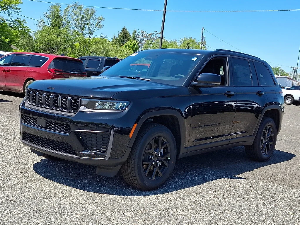 New 2026 Diamond Black Crystal Pearl-Coat Exterior Paint Jeep Altitude image 4