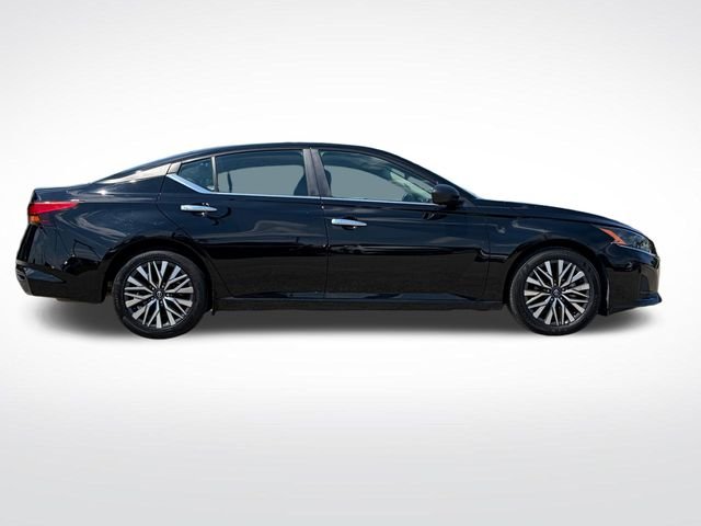 Used 2025 Super Black Nissan 2.5 SV image 12