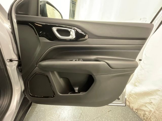 New 2026 Silver Zynith Metallic Clearcoat Jeep Latitude image 22