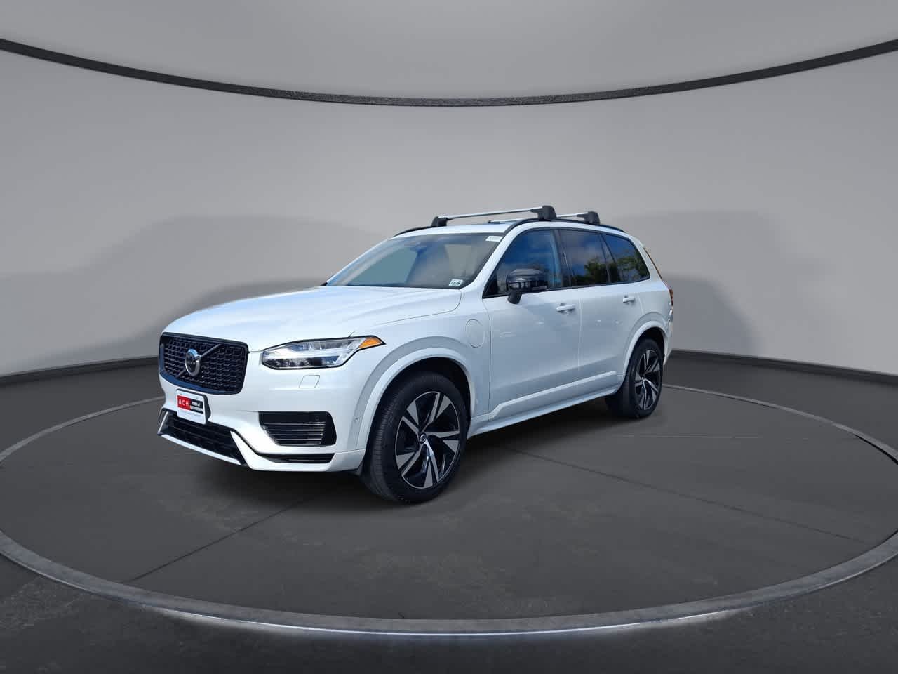 Used 2022 White Volvo R-Design image 4