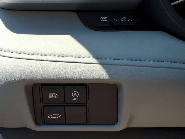2025 Toyota Highlander LE - Photo 24