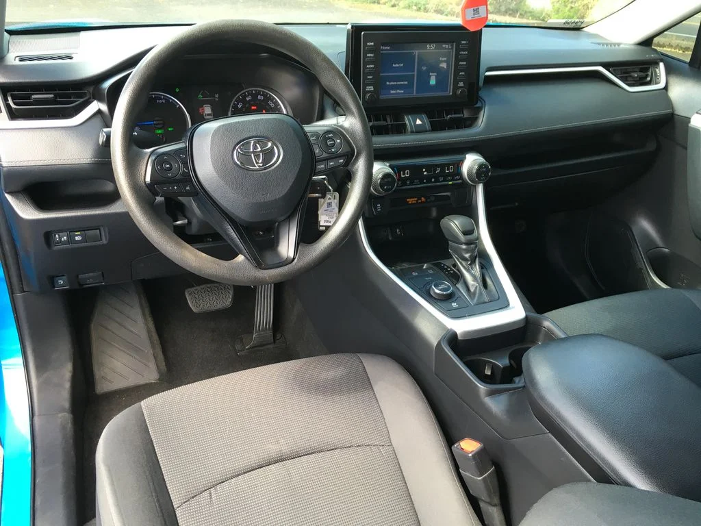 2019 Toyota RAV4 LE - Photo 23