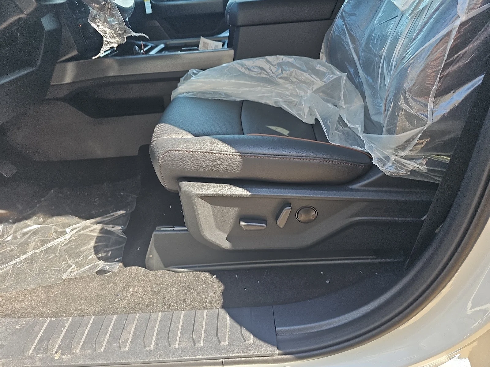 New 2026 Star White Metallic Tri-Coat Ford F-250® Lariat® image 23