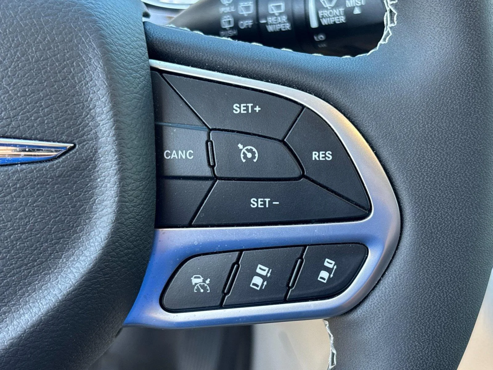 Used 2023  Chrysler Limited image 19
