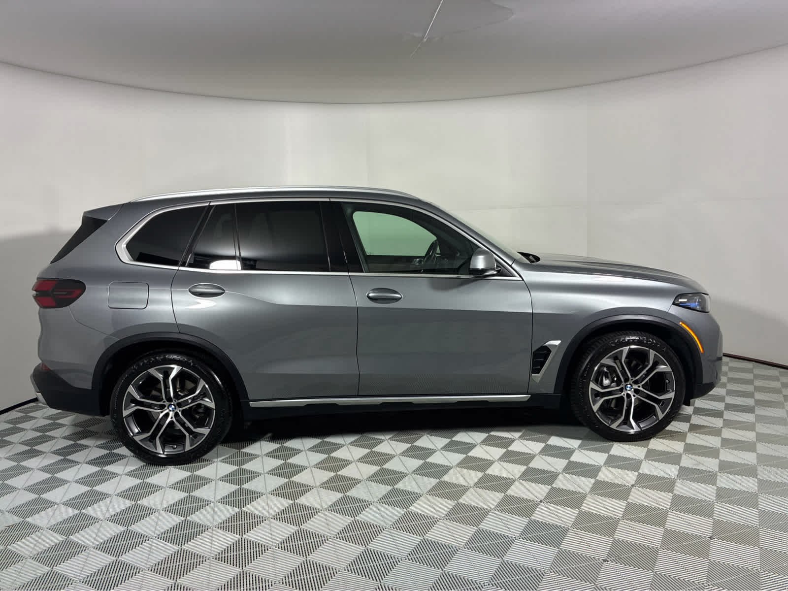Used 2026 Skyscraper Grey Metallic BMW xDrive40i image 2