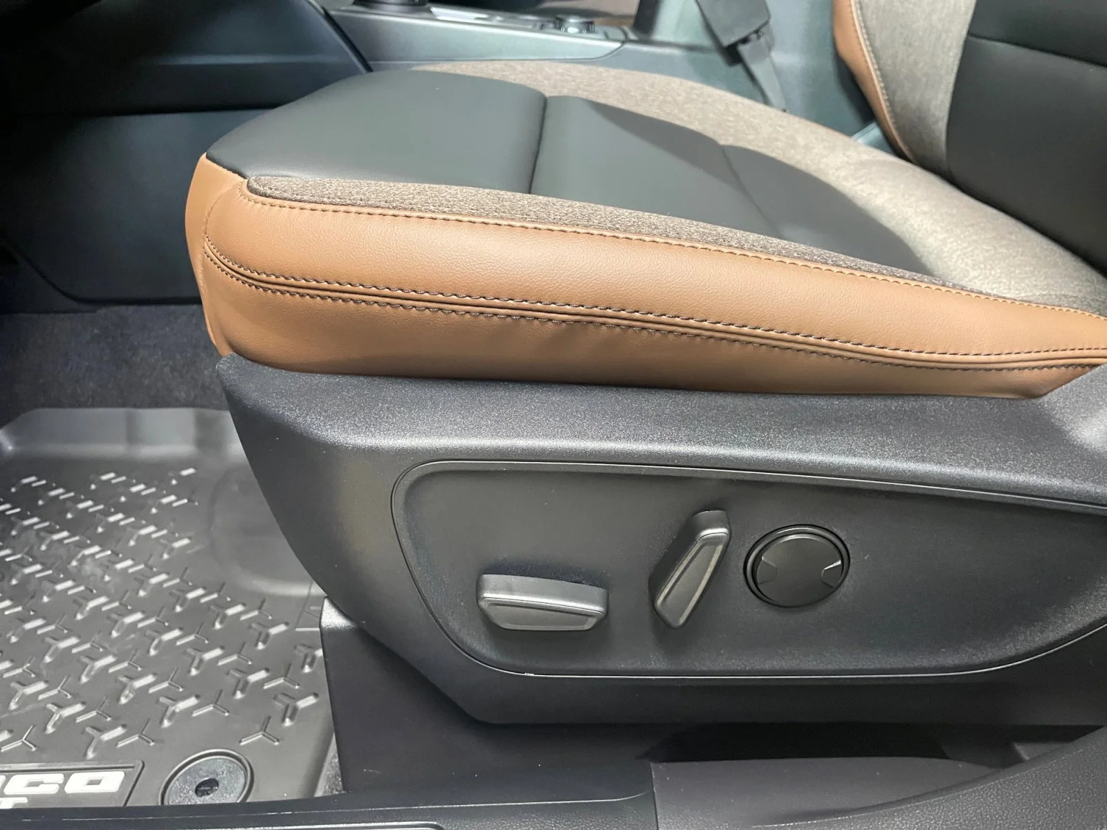 New 2026 Azure Grey Metallic Tri-Coat Ford Outer Banks image 14