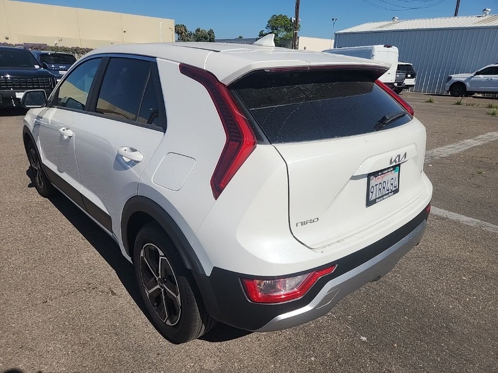 Used 2025 White Kia LX image 11