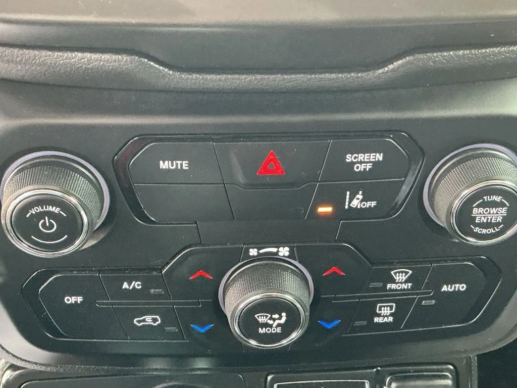 Used 2022 Red Jeep Latitude image 16