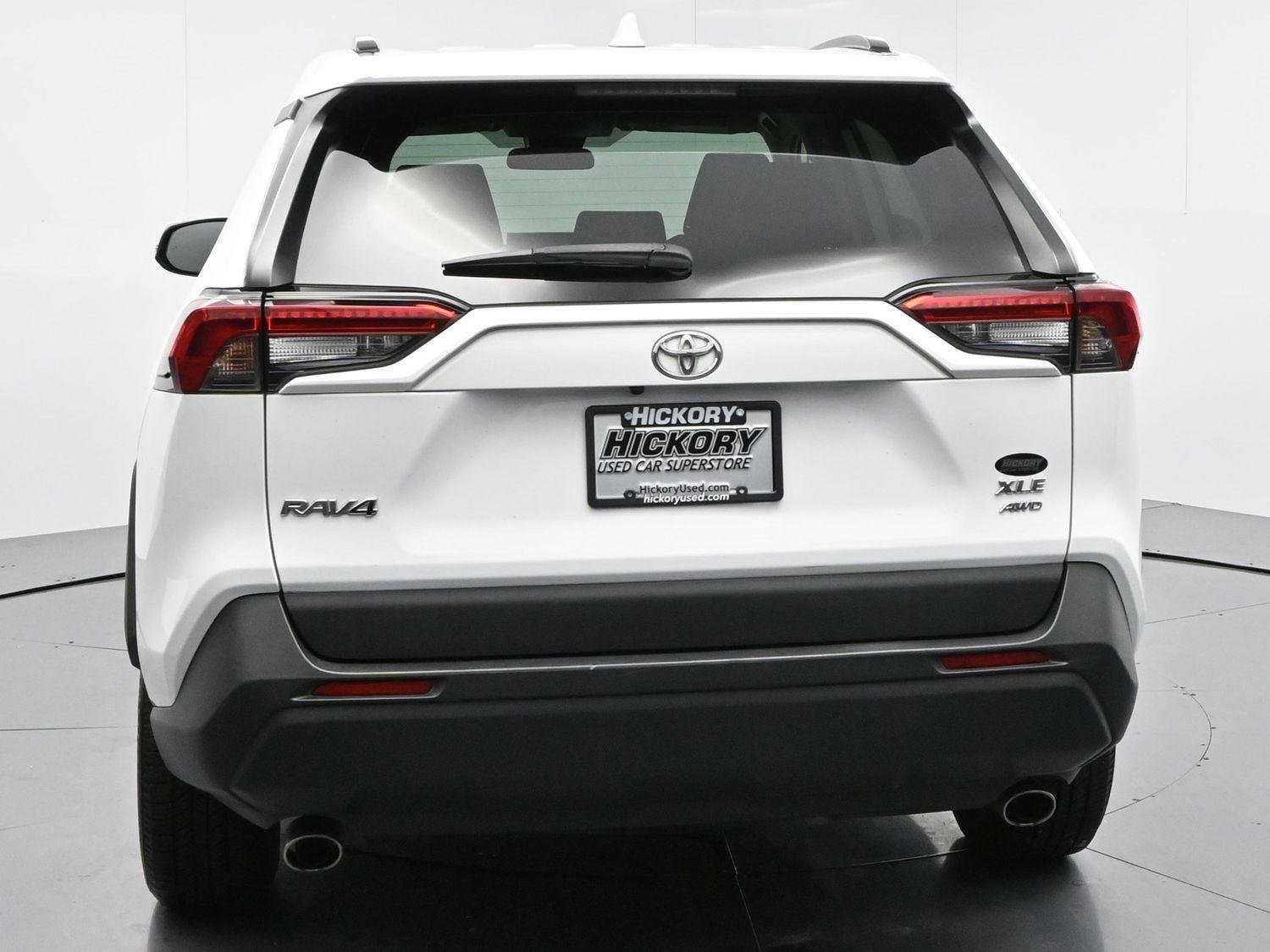 Used 2022 White Toyota XLE image 6