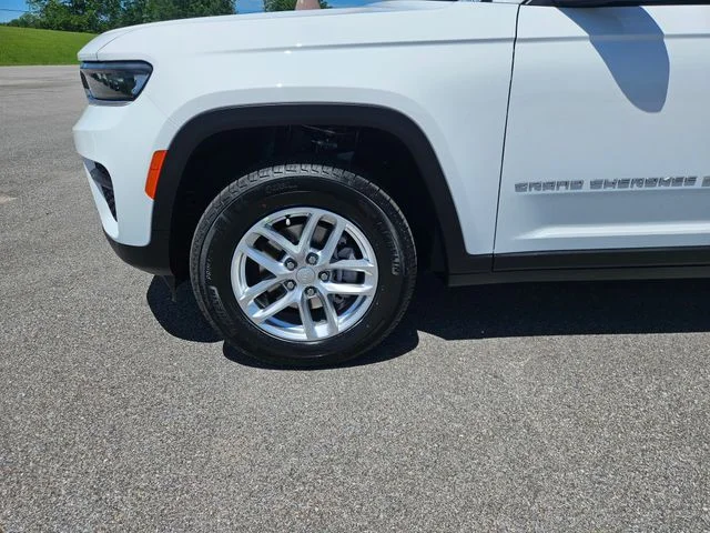 New 2026 Bright White Clear-Coat Exterior Paint Jeep Laredo image 27