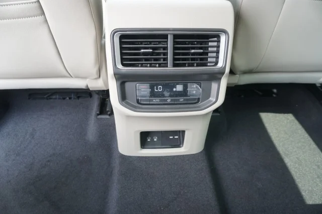 2024 Volkswagen Atlas SE w/Tech - Photo 20