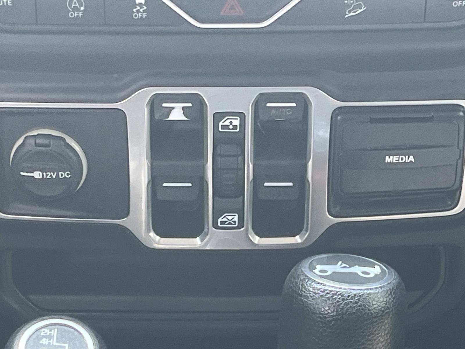 Used 2018 Black Clearcoat Jeep Sport S image 17