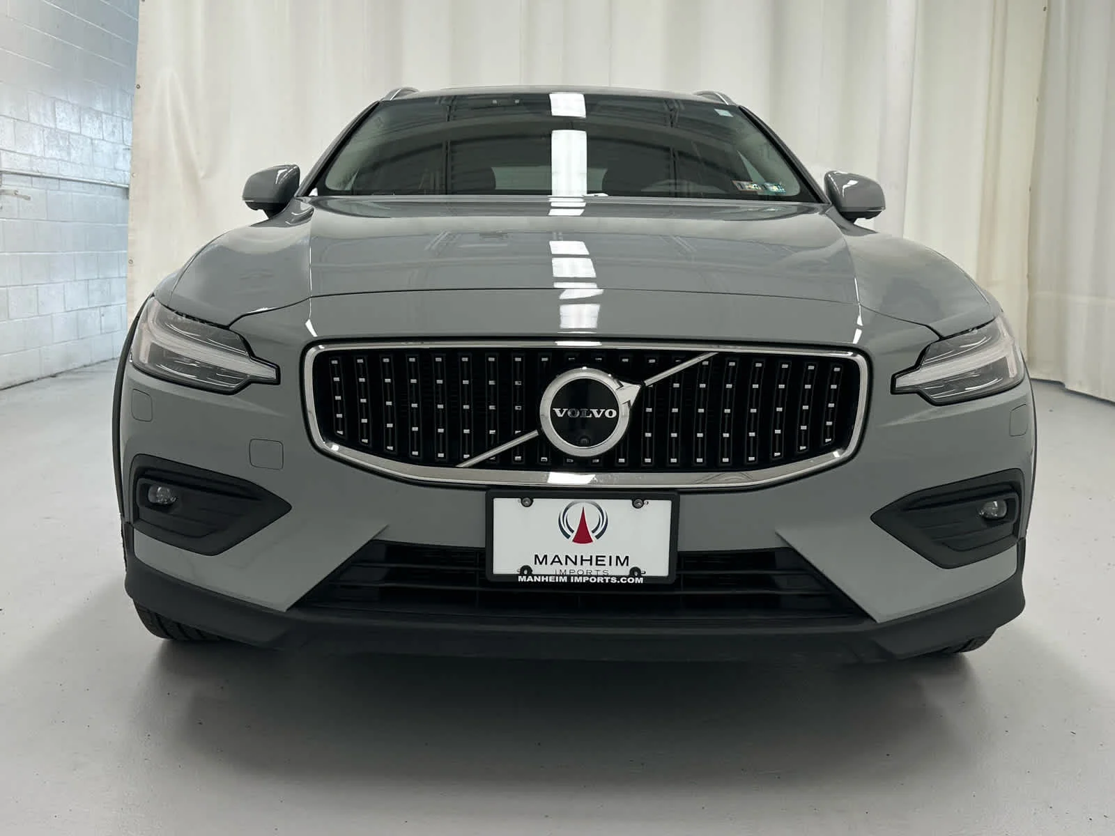 Used 2024 Vapour Grey Metallic Volvo Plus image 5