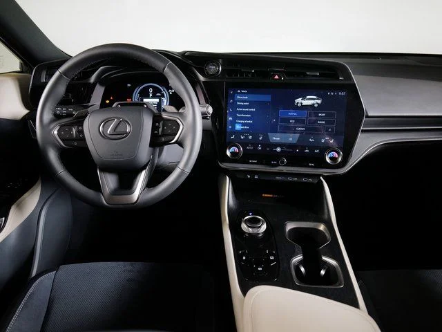Used 2023  Lexus 450e Luxury image 11