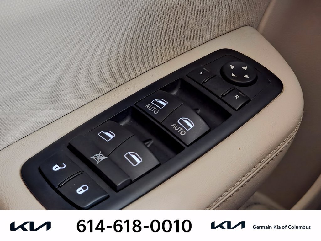 Used 2015 Silver Chrysler Limited image 25