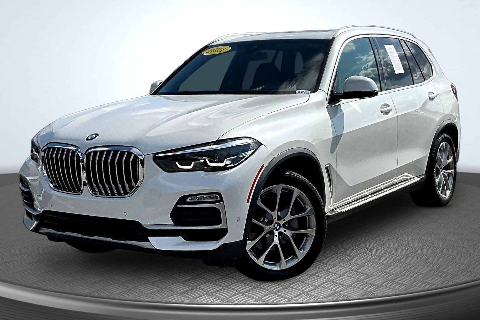 Used 2021 White BMW sDrive40i image 1