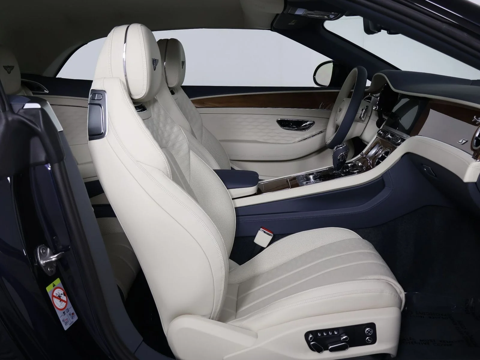 New 2026 Dark Sapphire Bentley GTC S image 32