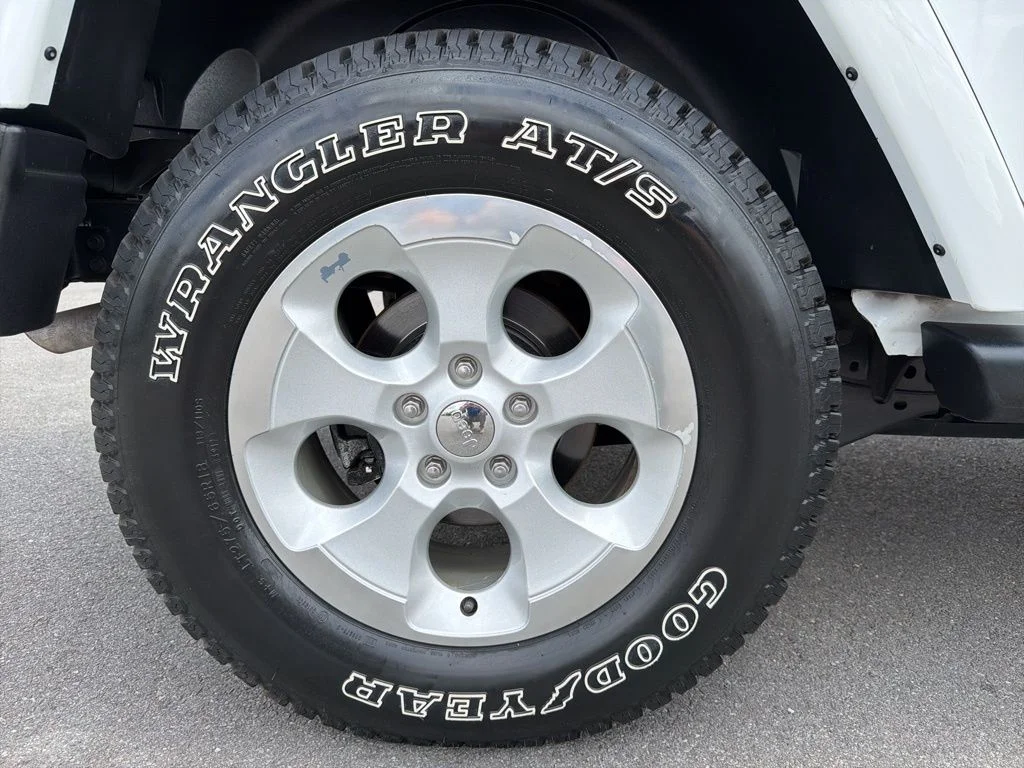 Used 2015 White Jeep Unlimited Sahara image 10