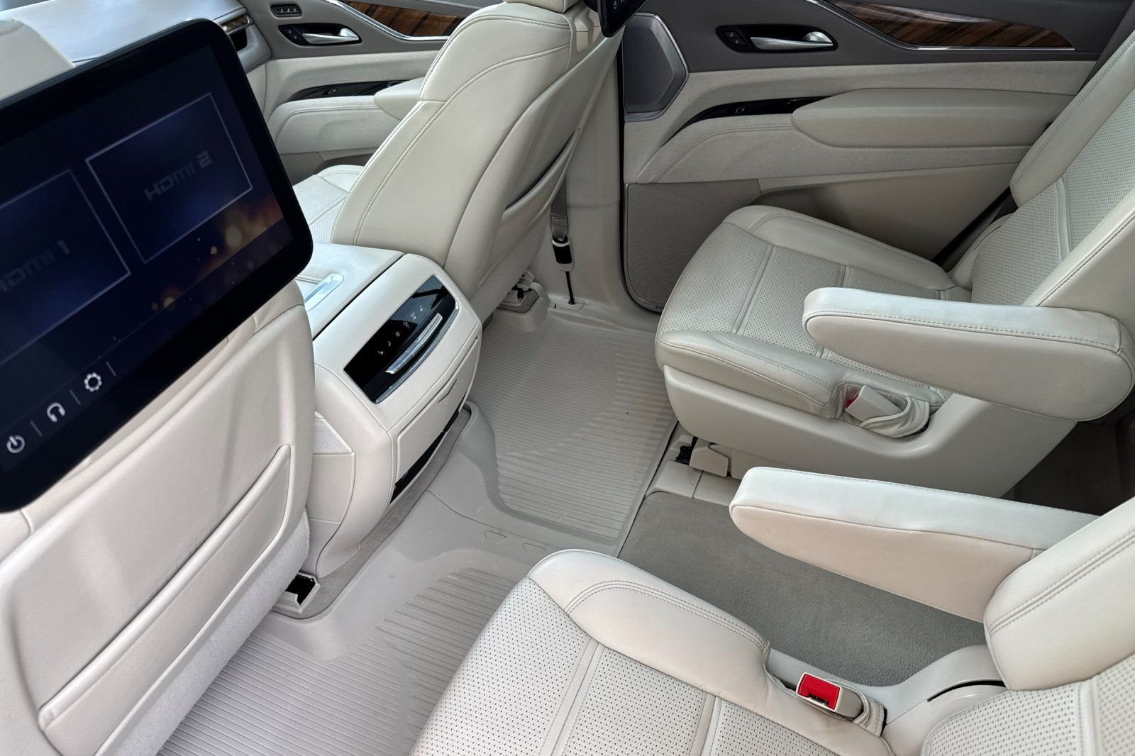 Used 2024 White Cadillac Sport Platinum image 13
