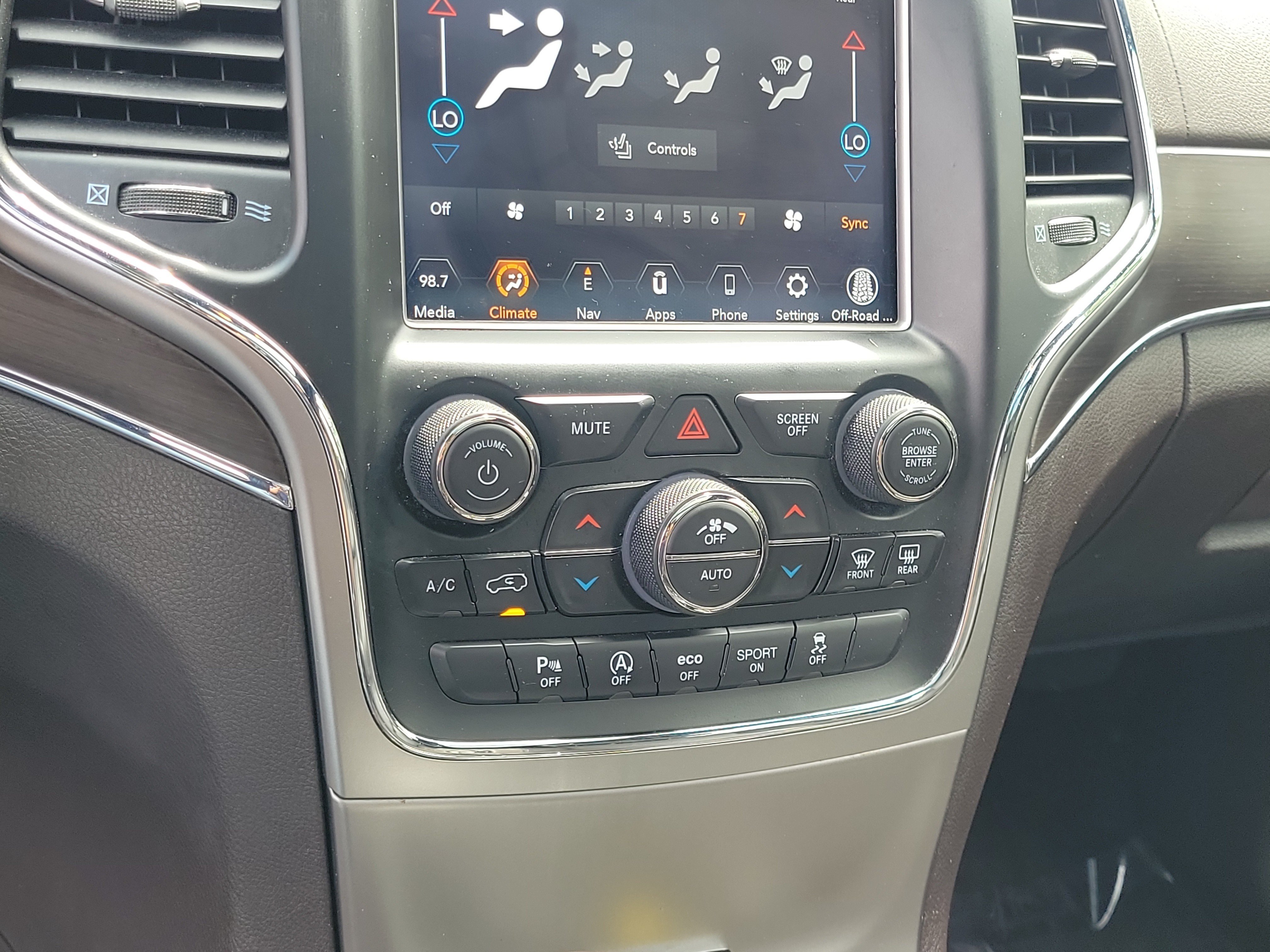 Used 2018 Ivory 3-Coat Jeep Overland image 27