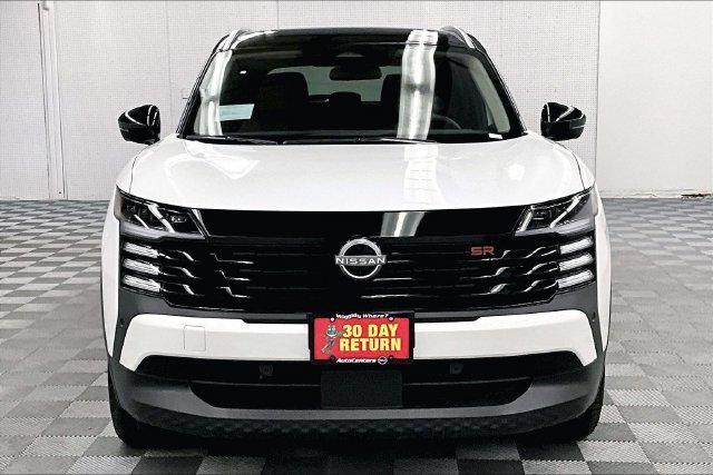 New 2026 Aspen White Tricoat/Super Black Nissan SR image 16
