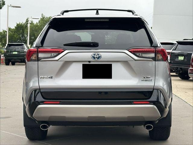 Certified Used 2023 SILVER SKY MET W/BLK Toyota  image 4