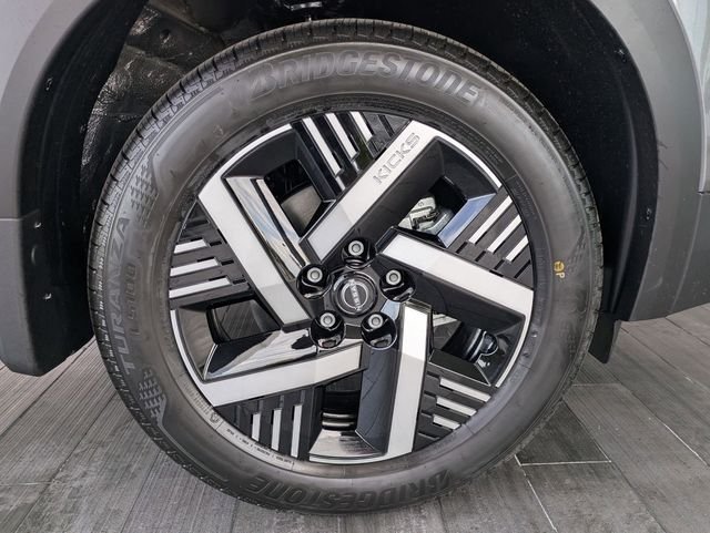 New 2026 Gun Metallic / Scarlet Ember Tintcoat Two-tone Nissan SV image 27