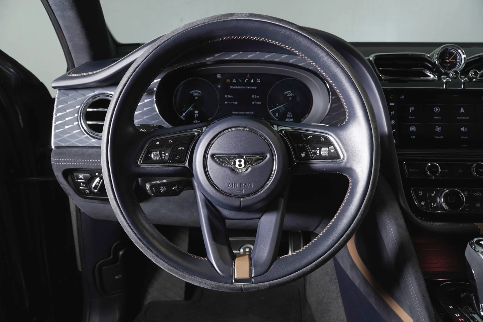 Used 2022  Bentley  image 16