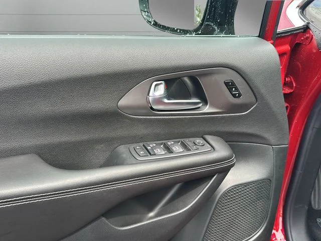 New 2027 Red Hot Pearl-Coat Exterior Paint Chrysler Select image 9
