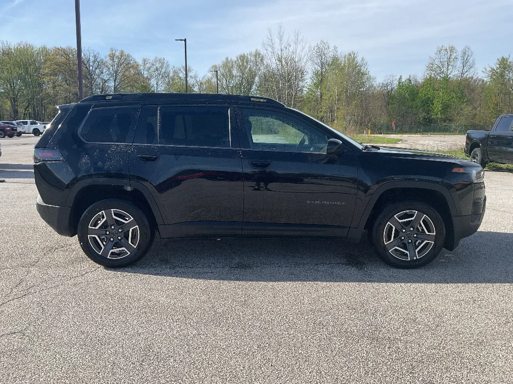 New 2026 Diamond Black Crystal Pearl-Coat Exterior Paint Jeep Laredo 4x4 image 4