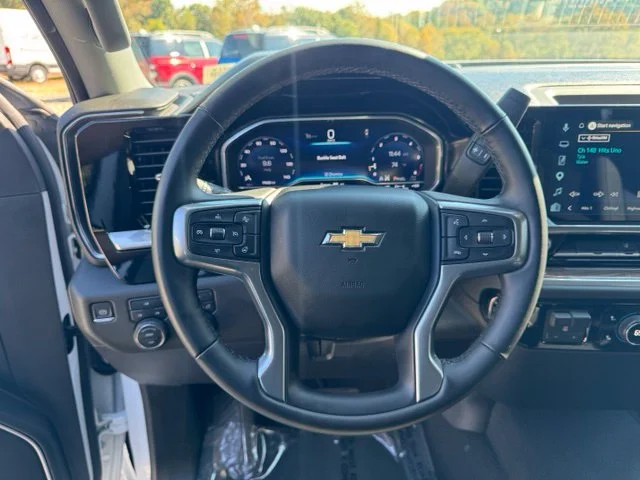Used 2025 White Chevrolet LT image 17