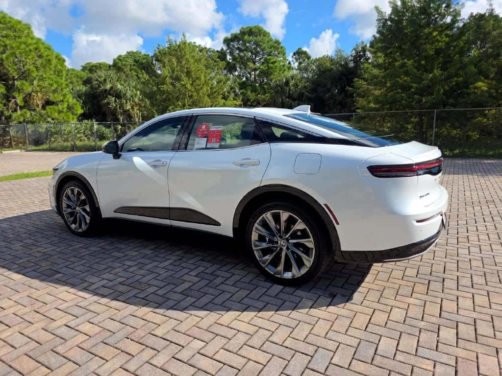 New 2027 Oxygen White <sup>1</sup> Toyota  Limited image 9