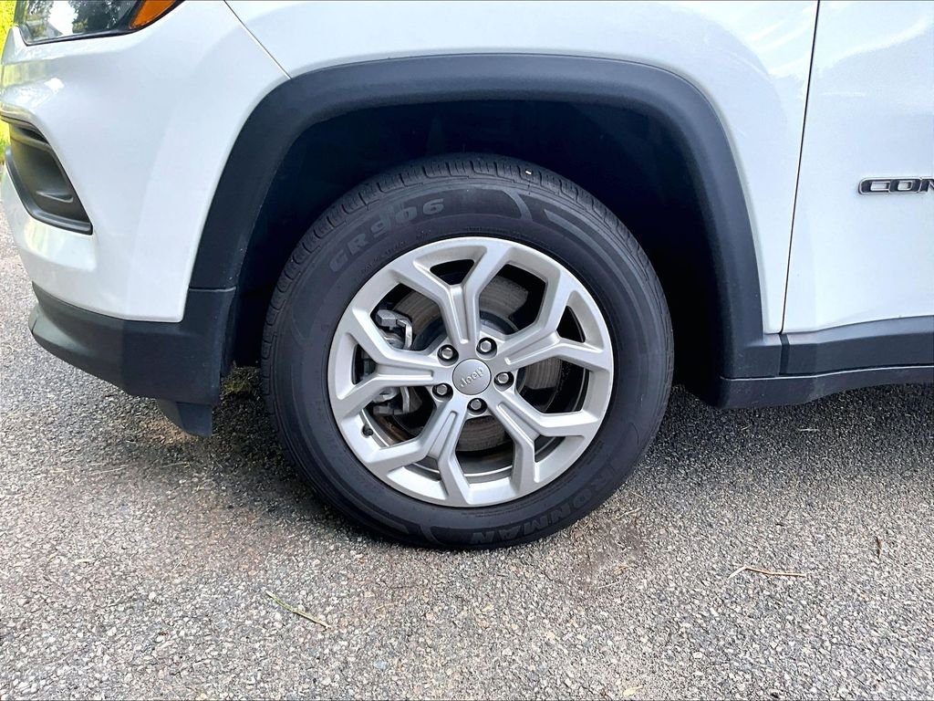 Used 2024 White Jeep Latitude image 7