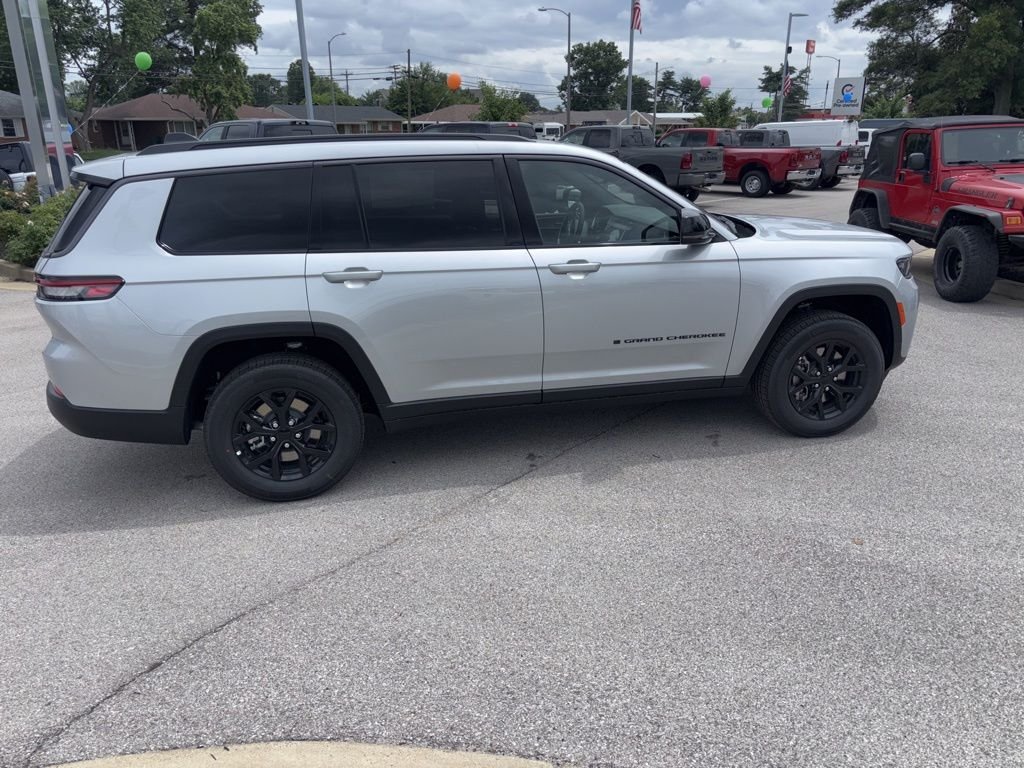 New 2026 Silver Zynith Exterior Paint Jeep Laredo image 6
