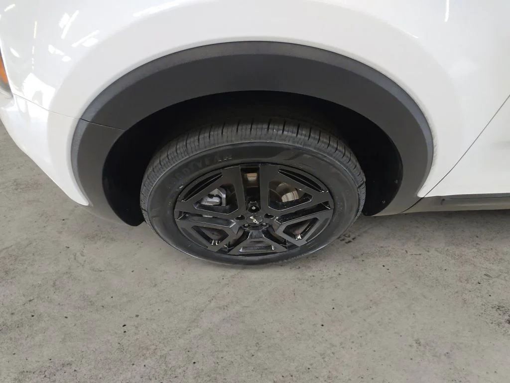 Used 2024 White Kia EX X-Line image 9