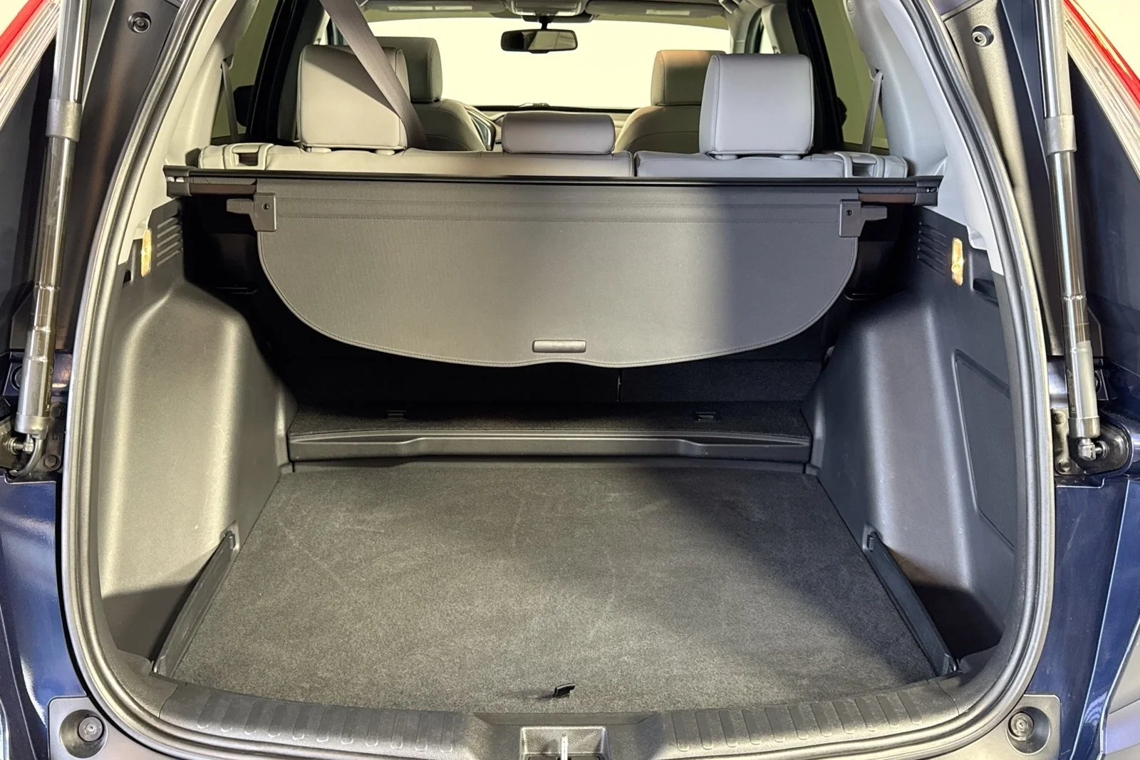 Used 2018 Obsidian Blue Pearl Honda Touring image 25